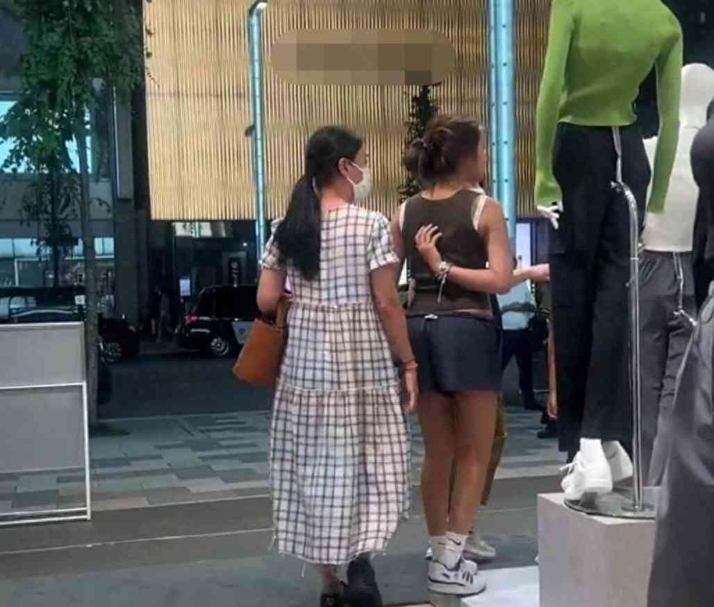 那英女儿晒火辣造型,00后审美大胆张扬!