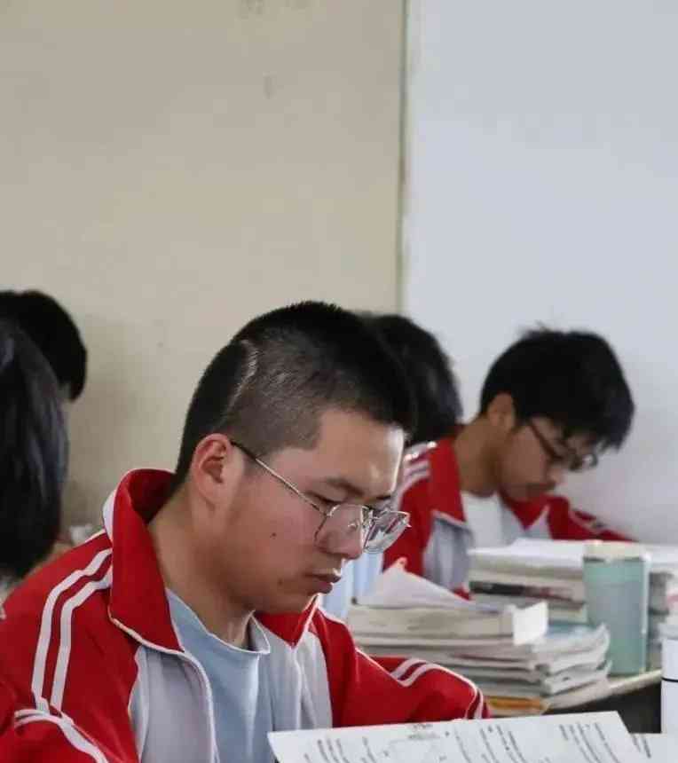 励志故事: 经历3次开颅的“轮椅少年”,高考超二本线18分