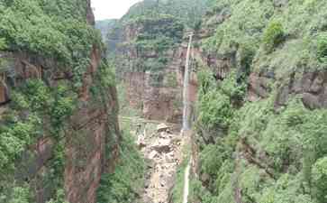  四川凉山巨型山洪瀑布惊险现场曝光，过路司机紧急避险 