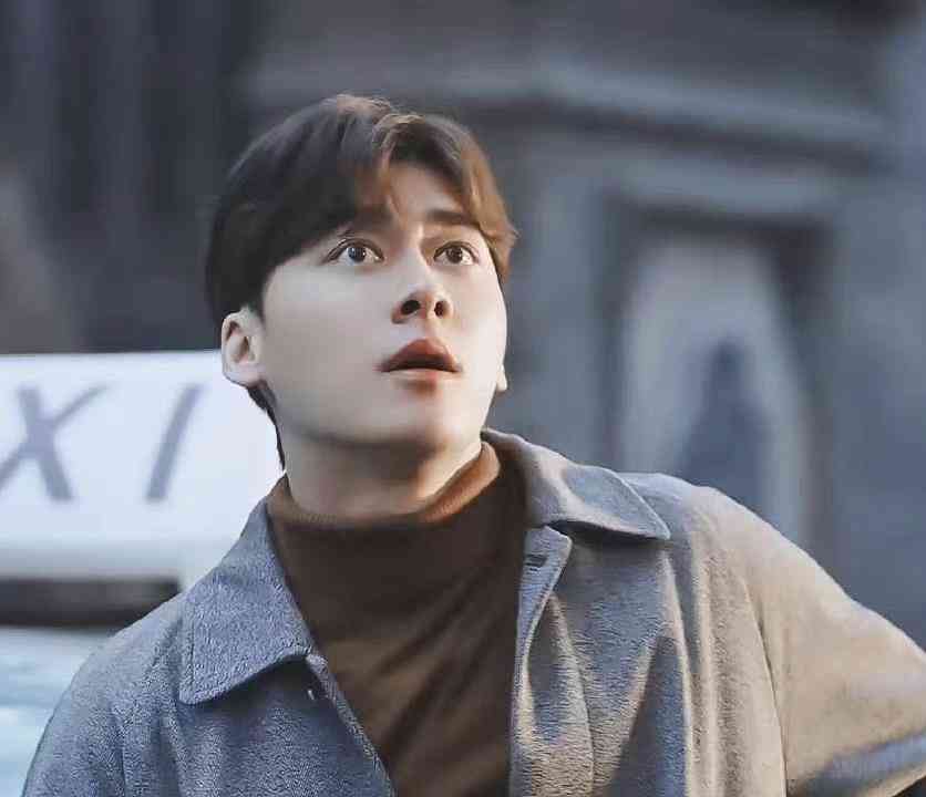 李易峰封杀一年后回归成都打篮球,与老友重聚关系亲密