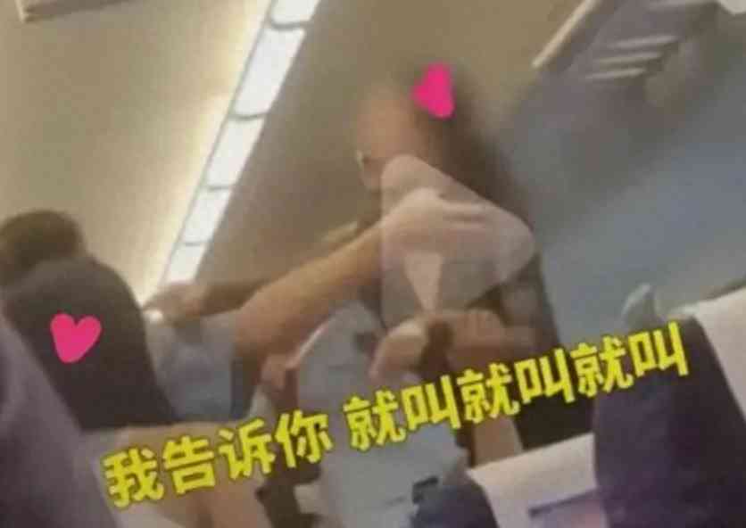 惊讶!年幼女孩在火车上展现霸气一面