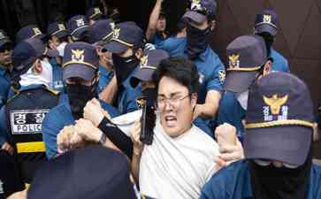 韩国学生试图闯入日本大使馆抗议，被警方拘留