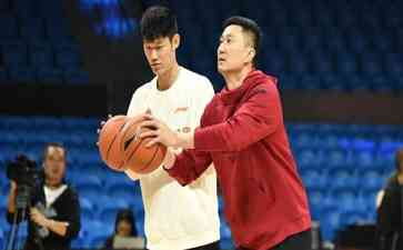  打到现在胡金秋还没有出场，杜锋夸他非常努力拼搏