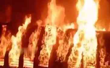  印度旅游列车车厢火灾致10人死亡，起火原因疑与乘客私自携带煤气瓶有关