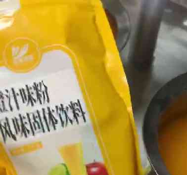 温州田野中餐厅惊现恶心行为，员工用固体饮料粉兑水作橙汁！