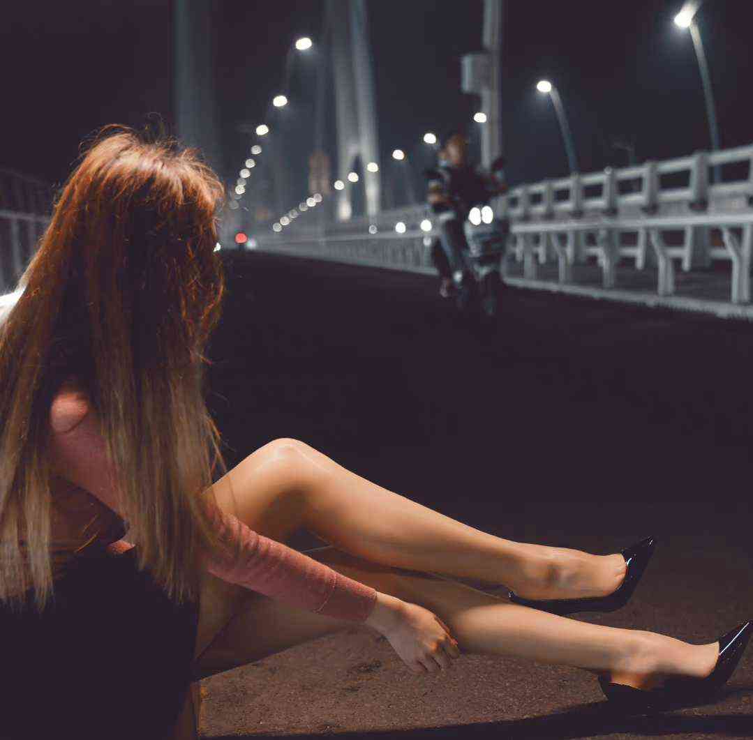  揭秘富家女的奢华生活：物质消费远超收入范围