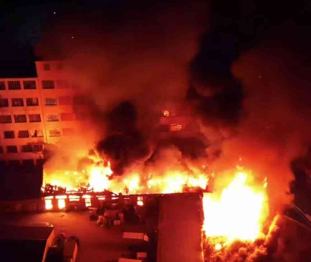  大连庄河火灾惊魂夜，黑夜被烧红！