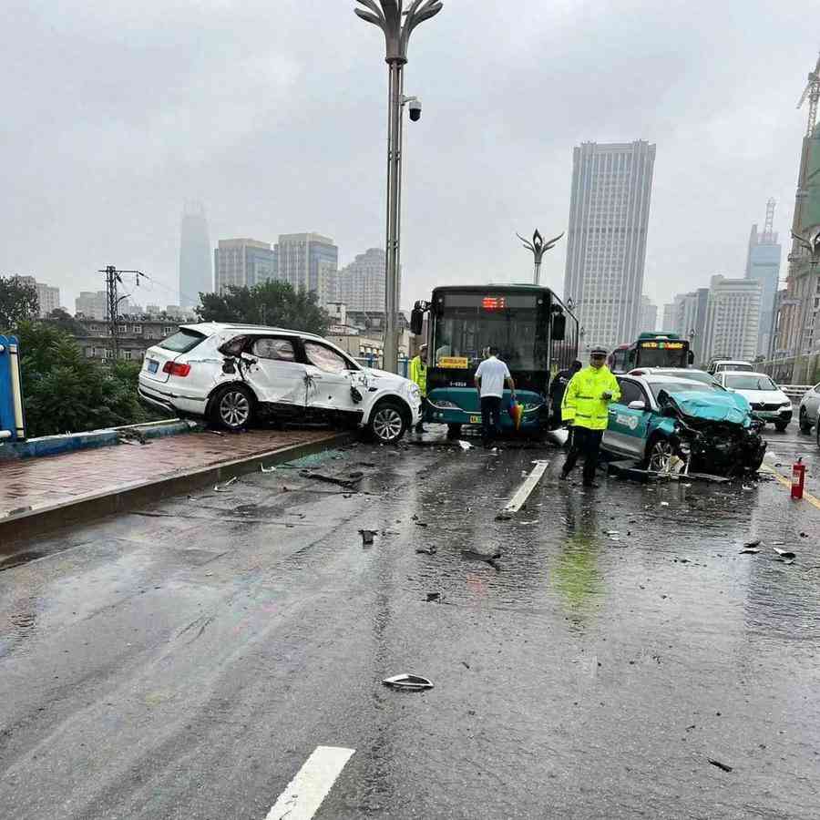  济南火车站附近发生四车相撞事故，宾利豪车半悬空中！ 