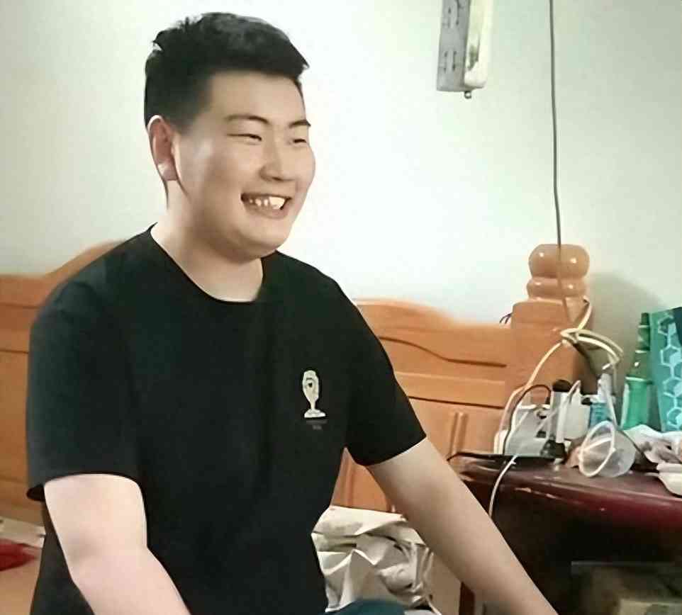 朱小伟现身送礼丈母娘家,身材瘦削众网友难以认出