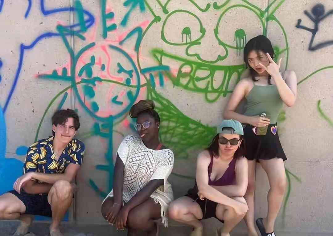  黄磊女儿留学生活近照曝光，引网友惊叹长大变样！