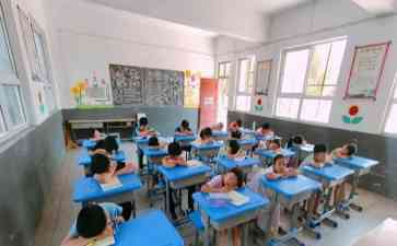 学生午休禁趴在桌子睡,学校收费引发争议