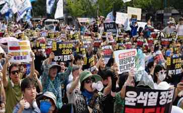 韩国民众举行大规模示威活动抗议日本核污染水排放