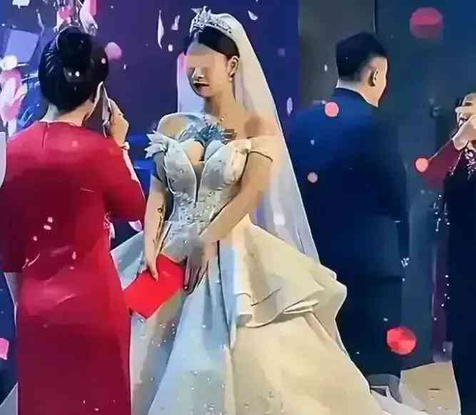  "红衣婆婆怒斥新娘大纹身，触及个人自由，引发社会关注"