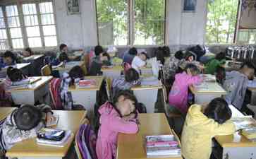东莞虎门捷胜小学午休费引争议,家长质疑收费乱象