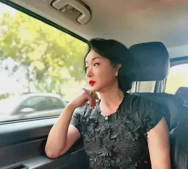 “金星定居法国被偶遇,脸色沧桑身材暴瘦认不出。”这样的报道让金星觉得被冤枉了,她决定站出来维护自己的形象和权益。