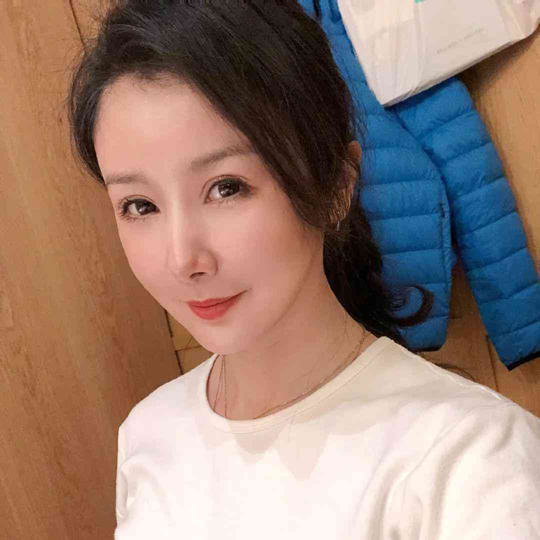 娱乐圈达人孙菲菲爆料遭受霸凌,揭开娱乐圈黑暗面