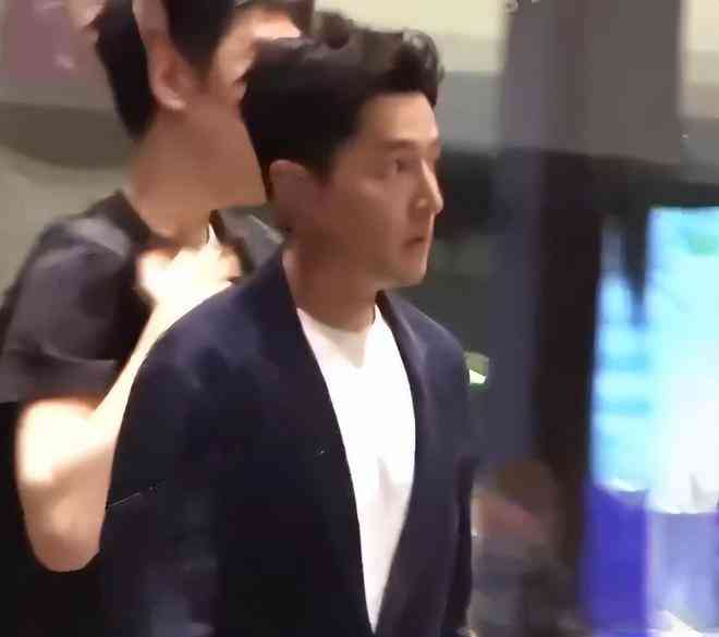 胡歌与友聚会引发热议,颓废自拍引关注