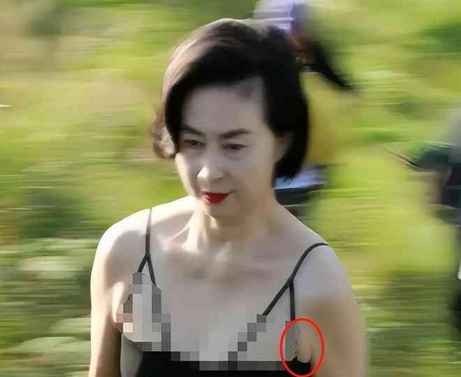何超琼61岁穿搭尽显精致,引发网友热议
