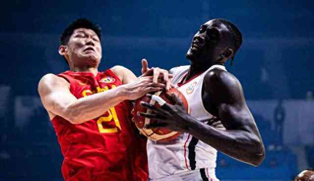 中国男篮重振雄风,胡金秋斩获20分领衔击败安哥拉!