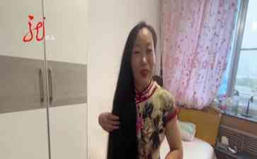 女子留21年长发拖地,惊艳众人她还不染烫
