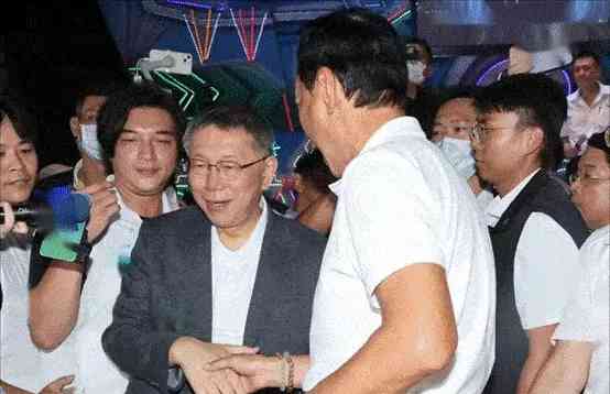 郭台铭柯文哲互动冷淡,普渡餐会暗藏玄机