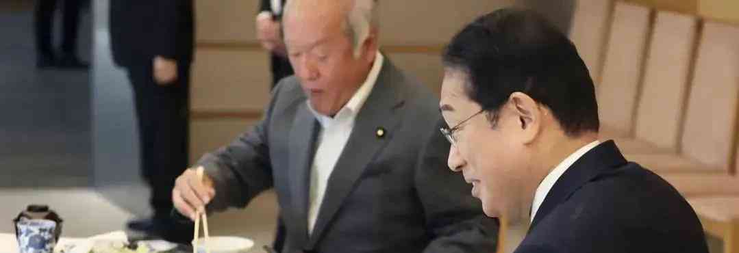 日本首相岸田文雄食用含虫的鱼生,引发广泛讨论