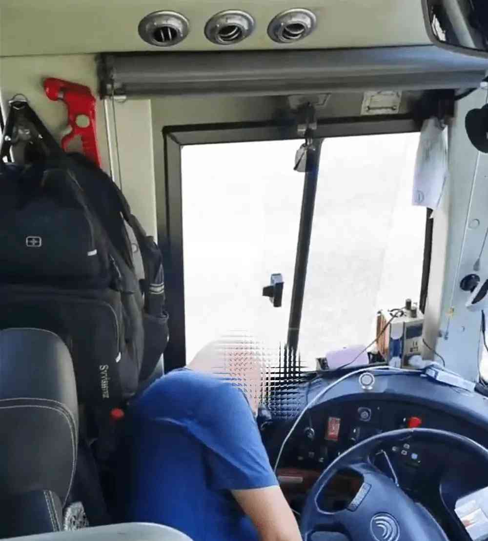 旅游大巴司机突发疾病,临危不惧保护乘客安全