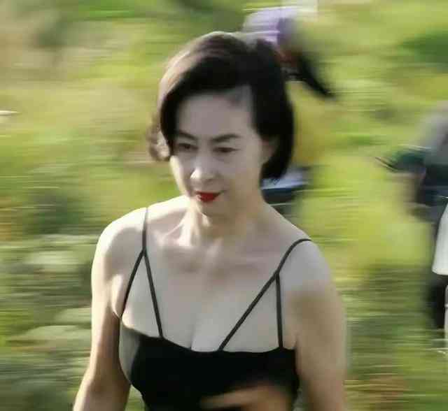 赌王家族继承人何超琼罕见现身贵州山区!穿戴引争议!
