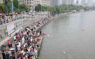 天津跳水大爷成网红，年轻人模仿“打卡”