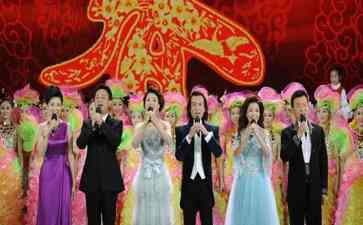 央视主持大洗牌:董卿消失2年,千呼万唤终现眼