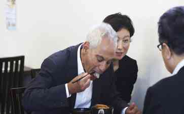 美国驻日本大使福岛海鲜秀引发争议,中国将受冲击