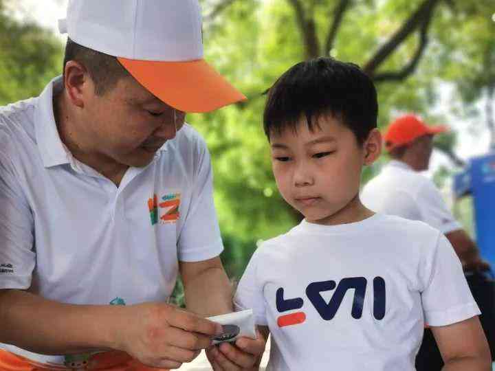 台风“苏拉”登陆广东珠海金湾区，广铁集团近4000列列车停运，多地中小学延迟开学 