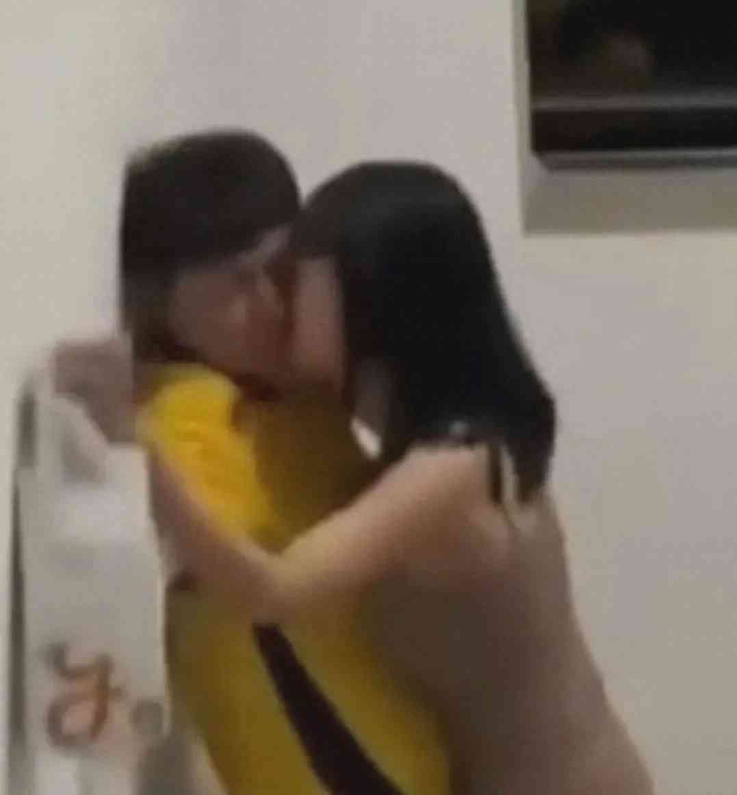  "女业主强吻男外卖员"事件曝光！真相令人震惊！