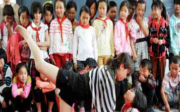 感动无数网友的“失双腿女孩”如愿进入大学校园