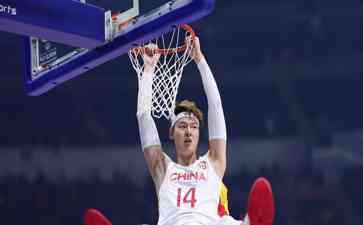 男篮世界杯中国队陷伤病危机 周琦因伤离场!