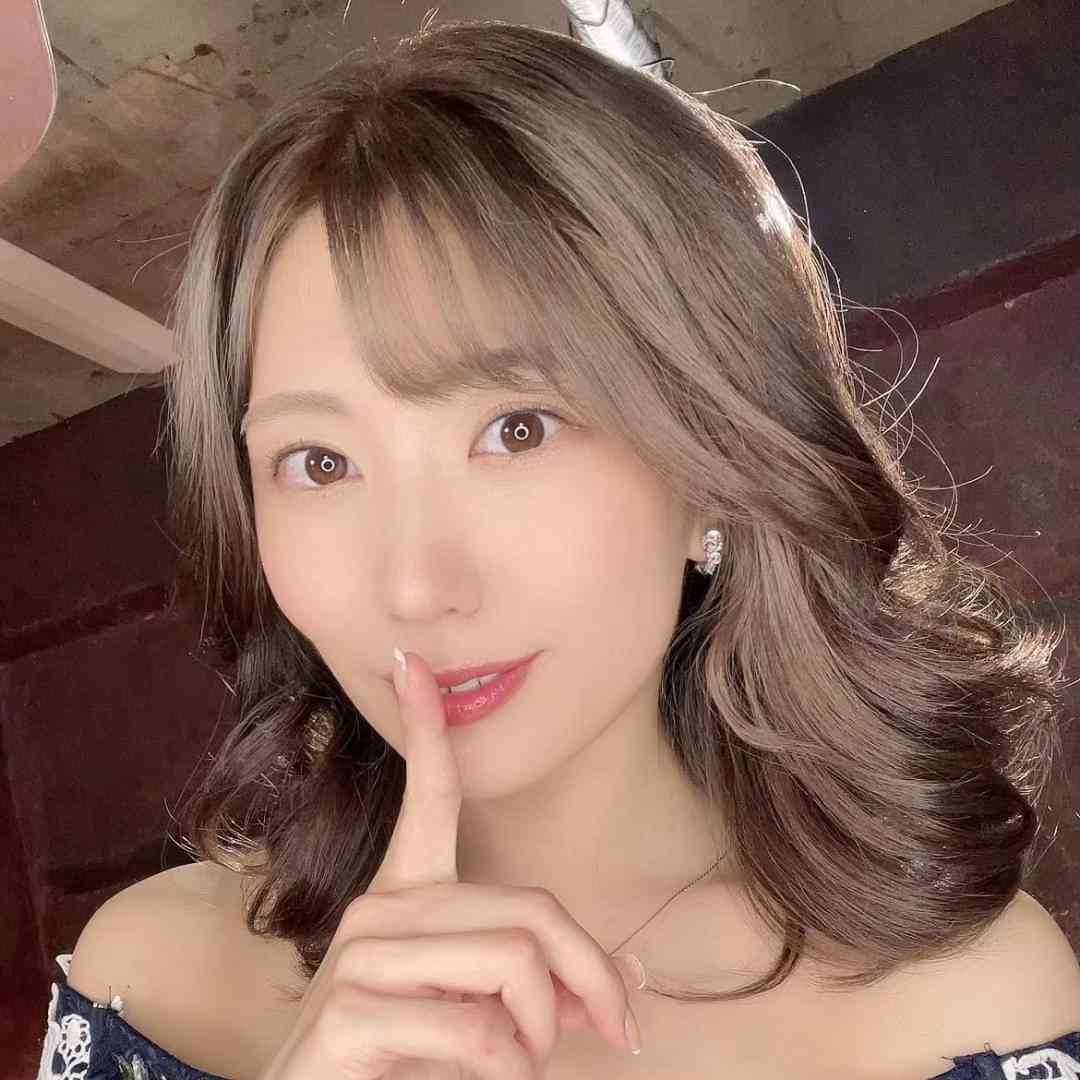 岛国老师颜值谁最高?一哭二闹三上悠亚