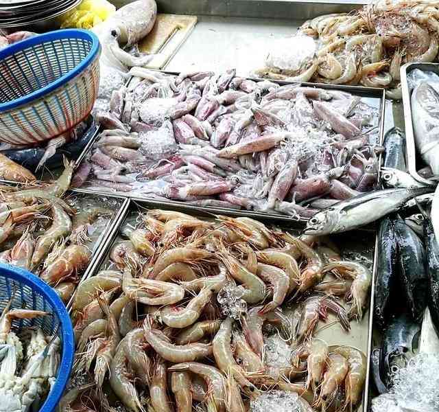 台风“苏拉”过境,广东海滩上出现大量海鲜盛宴