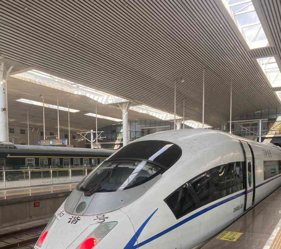  高铁无座票与二等座票为何价格相同？引发热议！