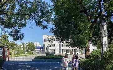 江苏一学校开学,一年级仅3人,“袖珍”的学校:全校学生仅99人