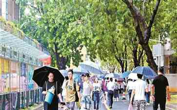  华南理工大学2023级新生雨中迎来新旅程 