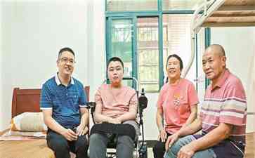 华南理工大学2023级新生雨中迎来新旅程