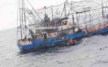 黄海渔船起火 15人成功获救,北海救助局即时出击