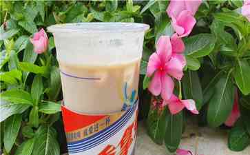 "茅台瑞幸联名推出酱香拿铁,网友直呼“美酒加咖啡,就爱这一杯”!"