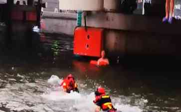  大爷跳水引热潮，男子跟风却被拍“晕” 