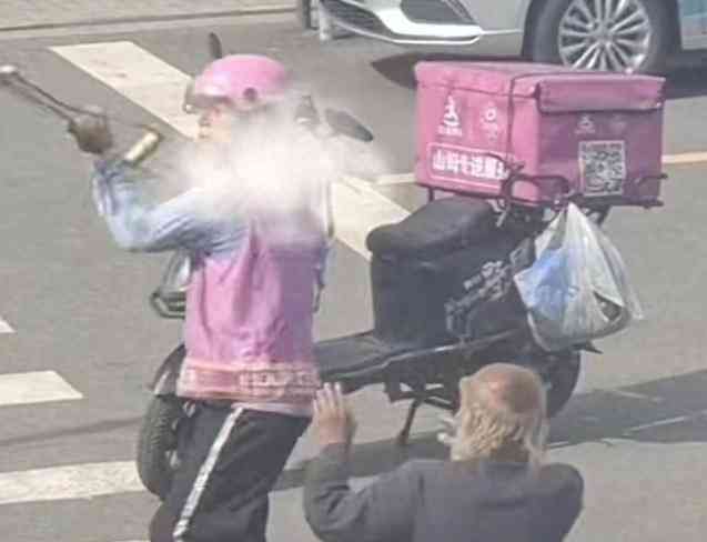 外卖小哥遭老人拐杖袭击,回击震惊全场