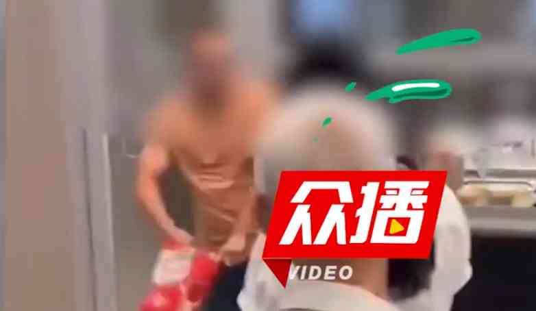  酱香拿铁暴躁男子店外怒砸 服务态度引众怒 