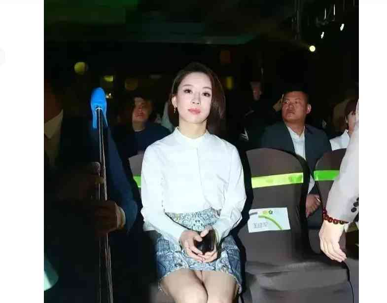 "颜值与实力并存!中国九球天后潘晓婷夺冠"