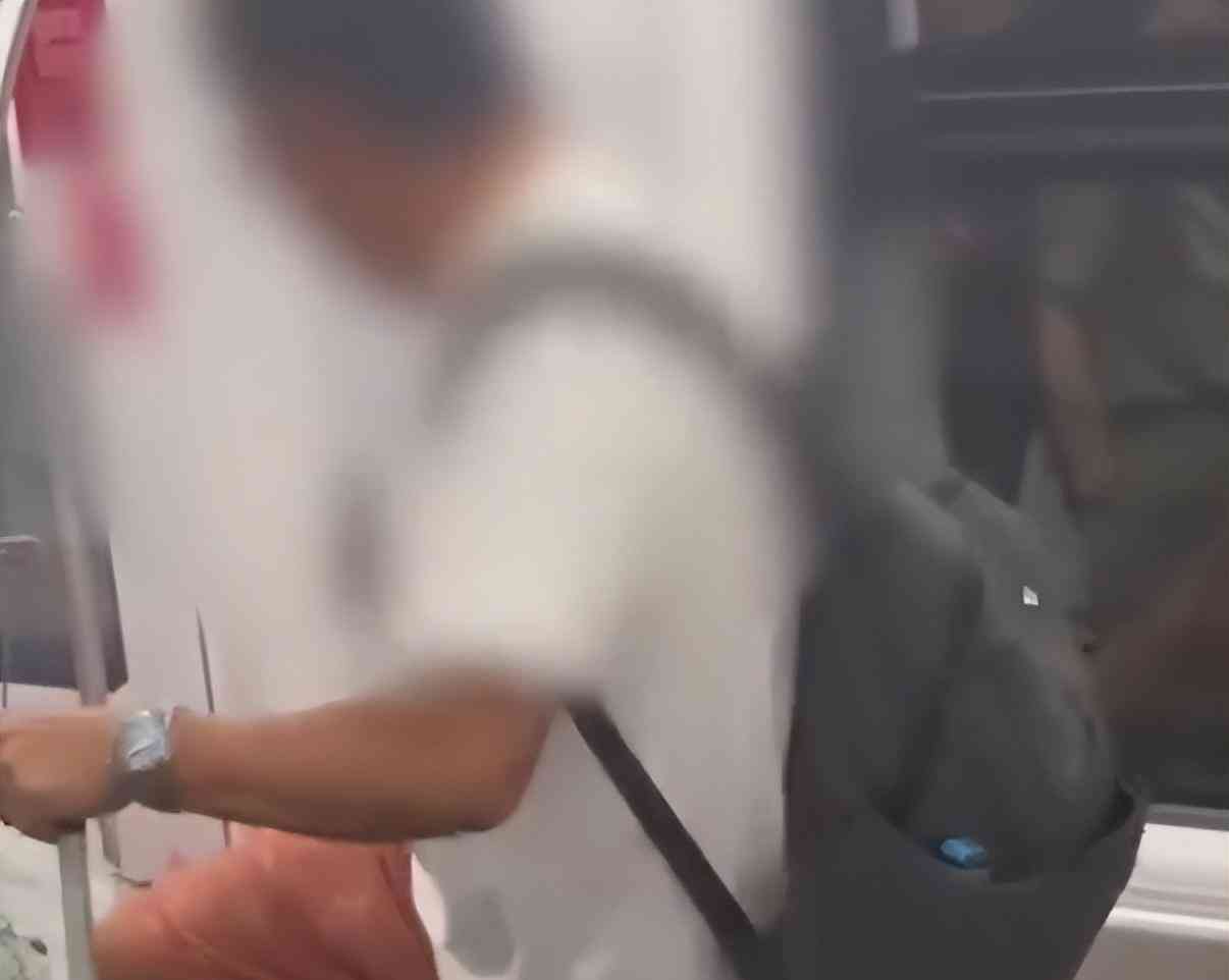 深圳地铁惊现爆粗口争吵,男子放言要打死女子!