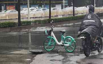 福州持续性强降雨 福州多路段出现积水情况严重 