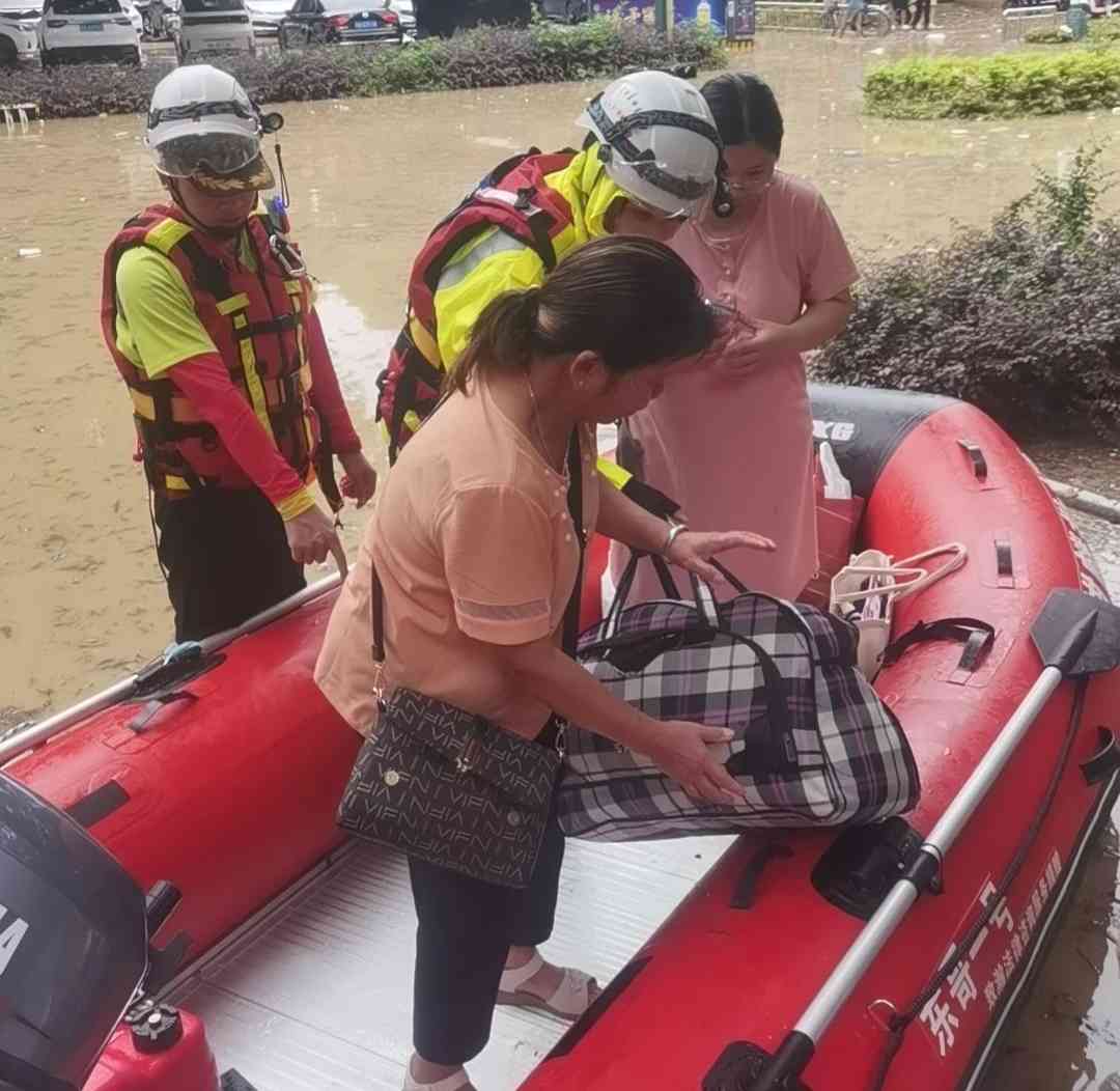 暴雨中,福州孕妇腹痛!救援队"冲锋舟"奇迹相助